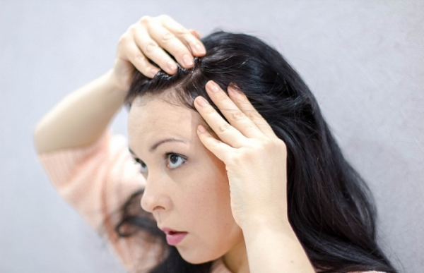 Nguyên nhân khiến tóc bạc sớm ở người trẻ tuổi